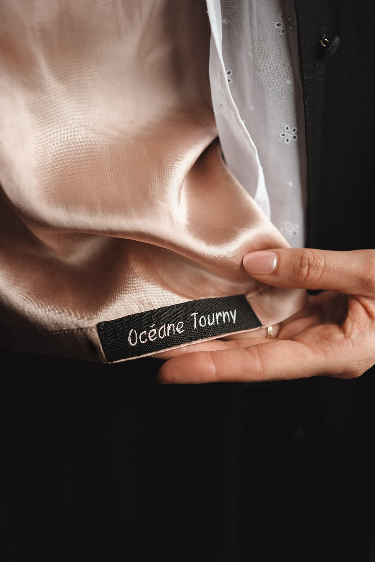 Nom brodé sur robe d'avocat